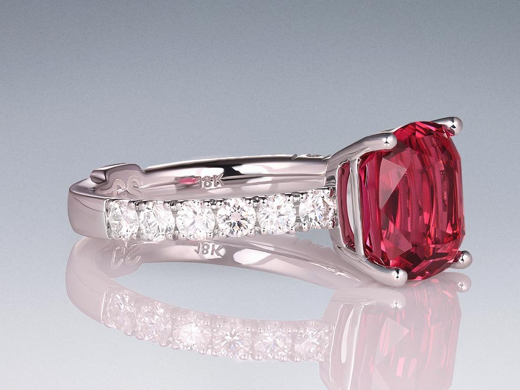 Кольцо с красно-розовым рубеллитом 3,42 карата и бриллиантами в белом золоте 750 пробы Изображение №2