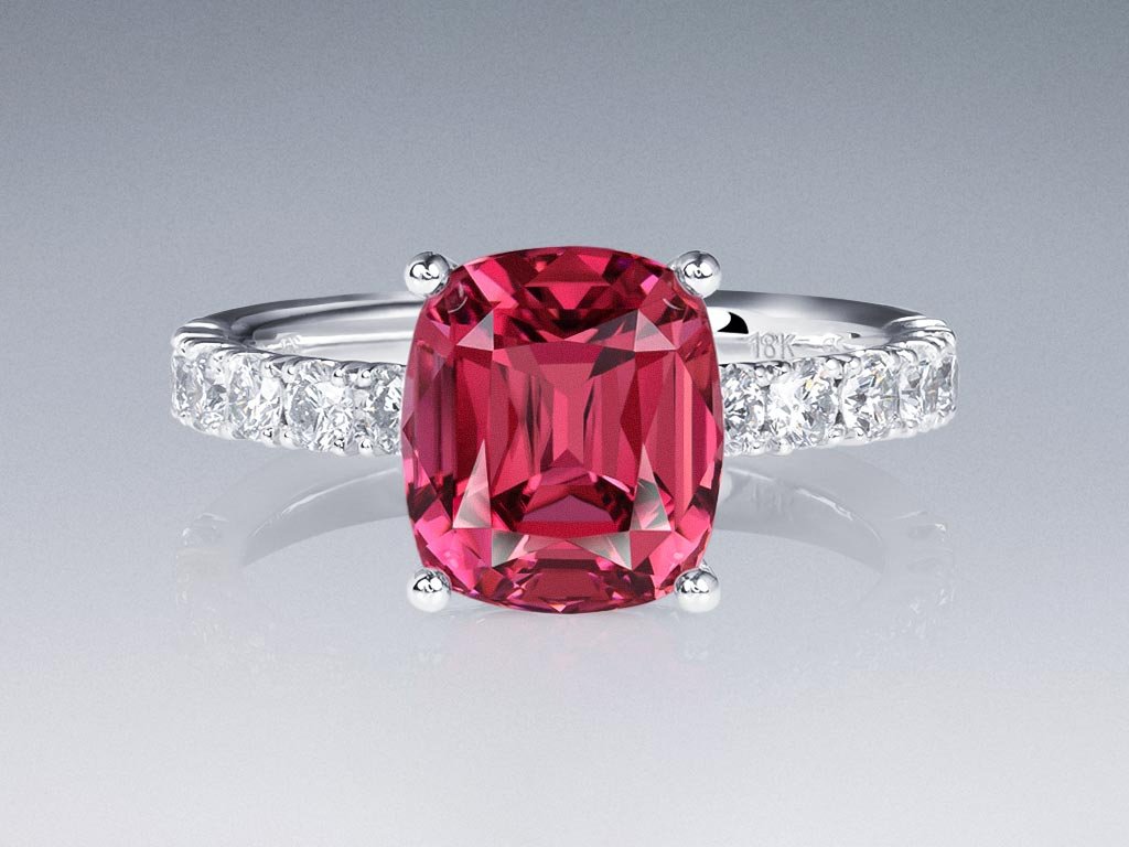 Кольцо с красно-розовым рубеллитом 3,42 карата и бриллиантами в белом золоте 750 пробы Изображение №1