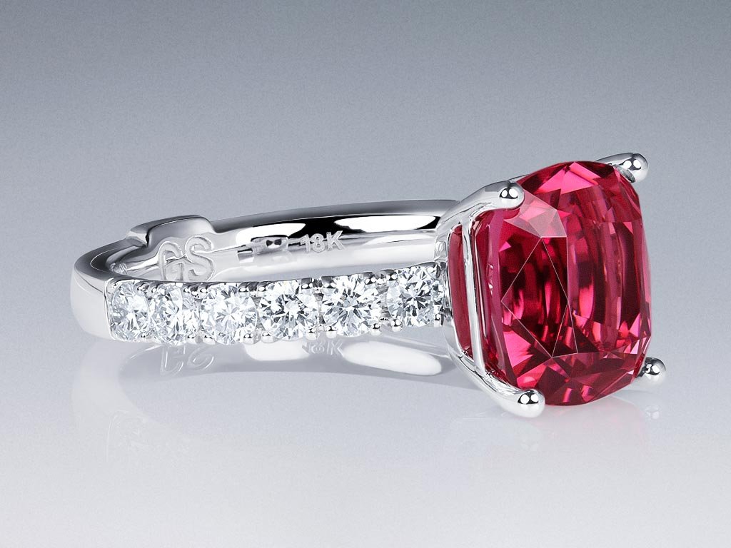 Кольцо с красно-розовым рубеллитом 3,42 карата и бриллиантами в белом золоте 750 пробы Изображение №2