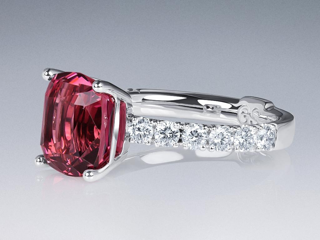 Кольцо с красно-розовым рубеллитом 3,42 карата и бриллиантами в белом золоте 750 пробы Изображение №3