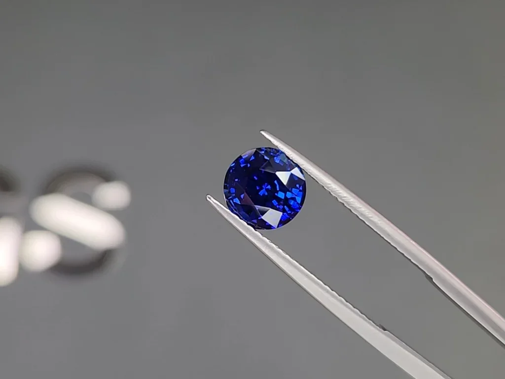 Синий сапфир цвета Royal Blue в огранке круг 3,15 карата, Шри-Ланка  Изображение №3