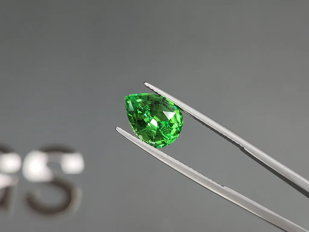 Гранат цаворит Vibrant Green в огранке груша 3,39 карата, Танзания  Изображение №3