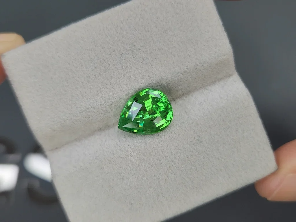 Гранат цаворит Vibrant Green в огранке груша 3,39 карата, Танзания  Изображение №4