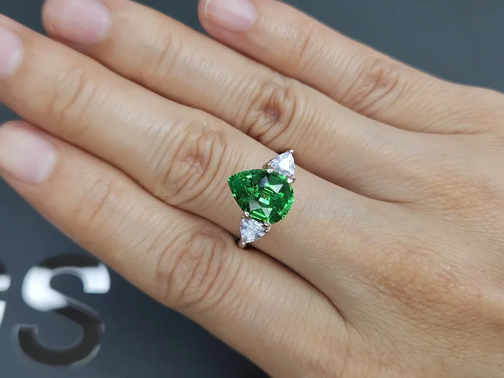 Гранат цаворит Vibrant Green в огранке груша 3,39 карата, Танзания  Изображение №5