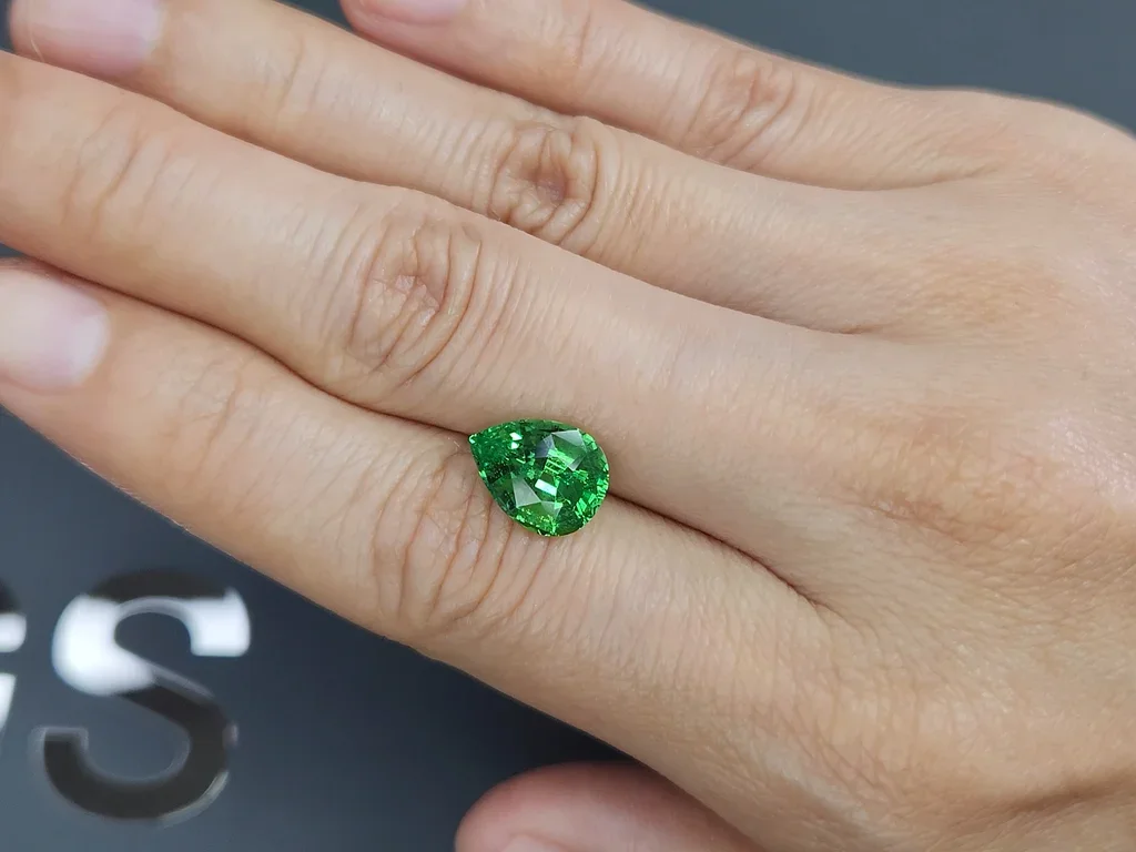 Гранат цаворит Vibrant Green в огранке груша 3,39 карата, Танзания  Изображение №2