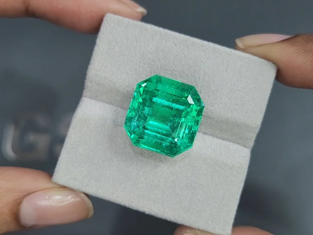 Крупный изумруд Intense Green в огранке октагон 20,57 карат, Колумбия  Изображение №4