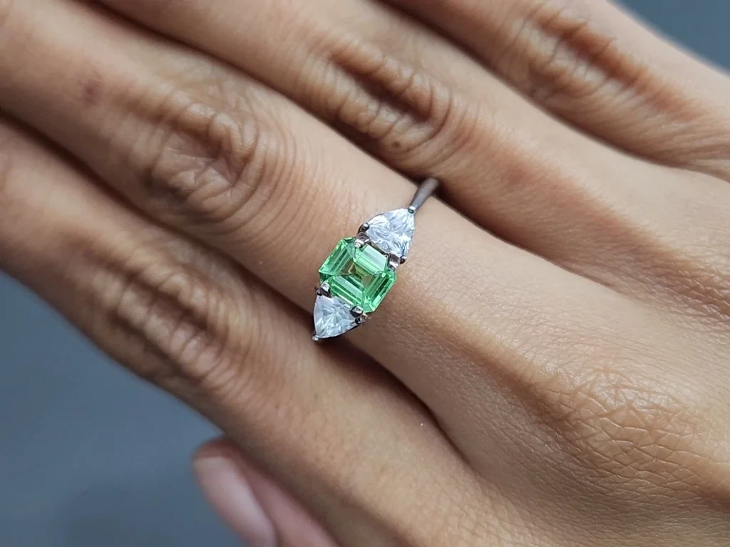 Гранат цаворит в огранке октагон 1,03 карат, Танзания  Изображение №5