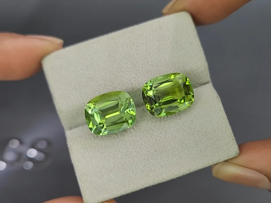Пара зеленых турмалинов в огранке кушон 13,79 карат, Колумбия Изображение №4