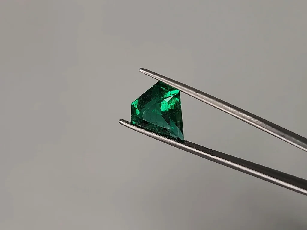Изумруд Vivid Green в огранке щит 5,15 карат, Замбия Изображение №3