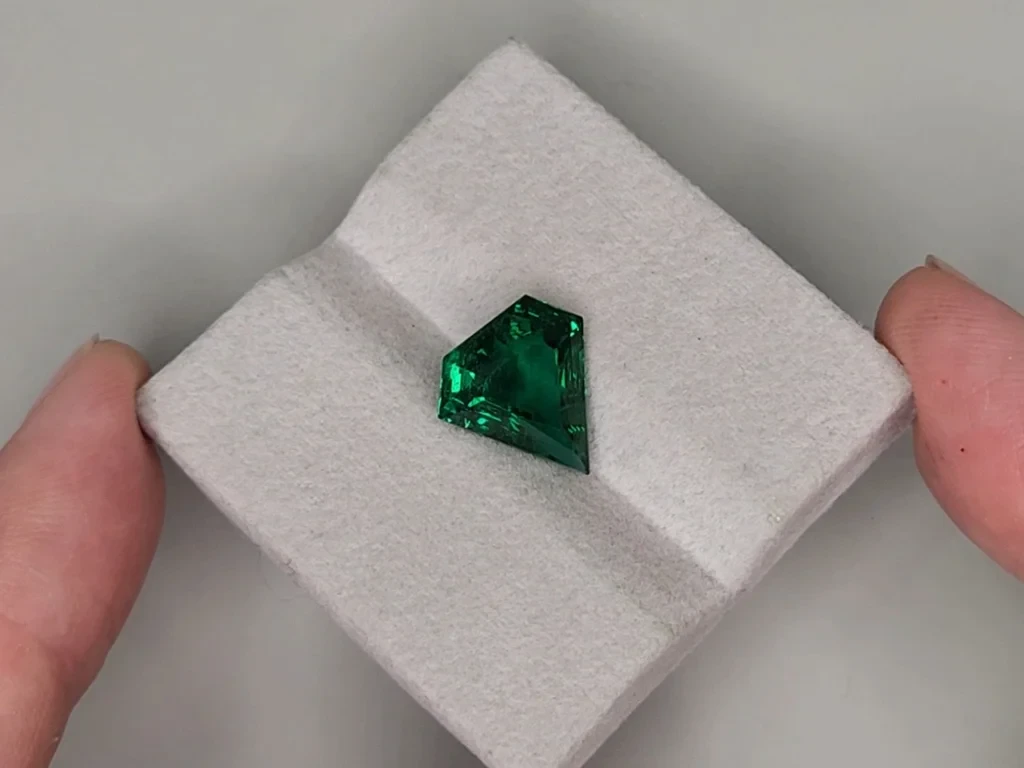 Изумруд Vivid Green в огранке щит 5,15 карат, Замбия Изображение №4
