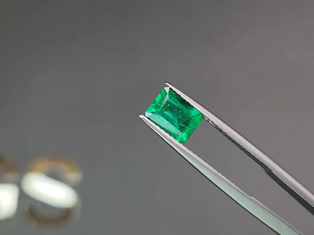 Яркий изумруд цвета Vivid Green 1,17 карат, Колумбия Изображение №3