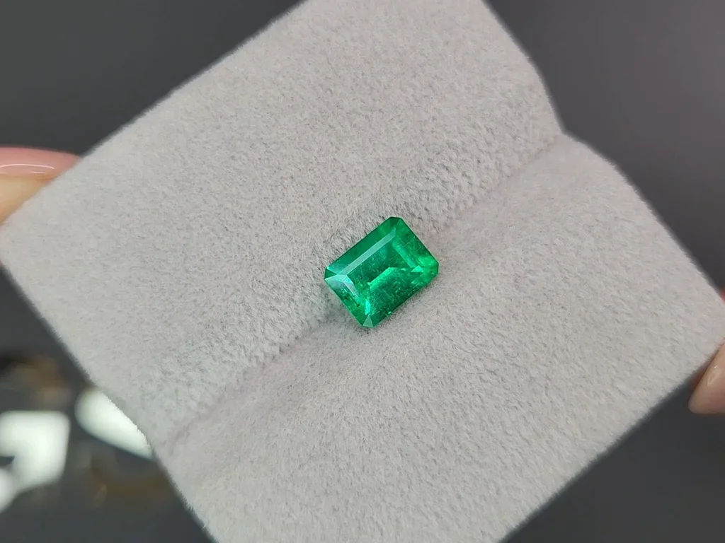 Яркий изумруд цвета Vivid Green 1,17 карат, Колумбия Изображение №4