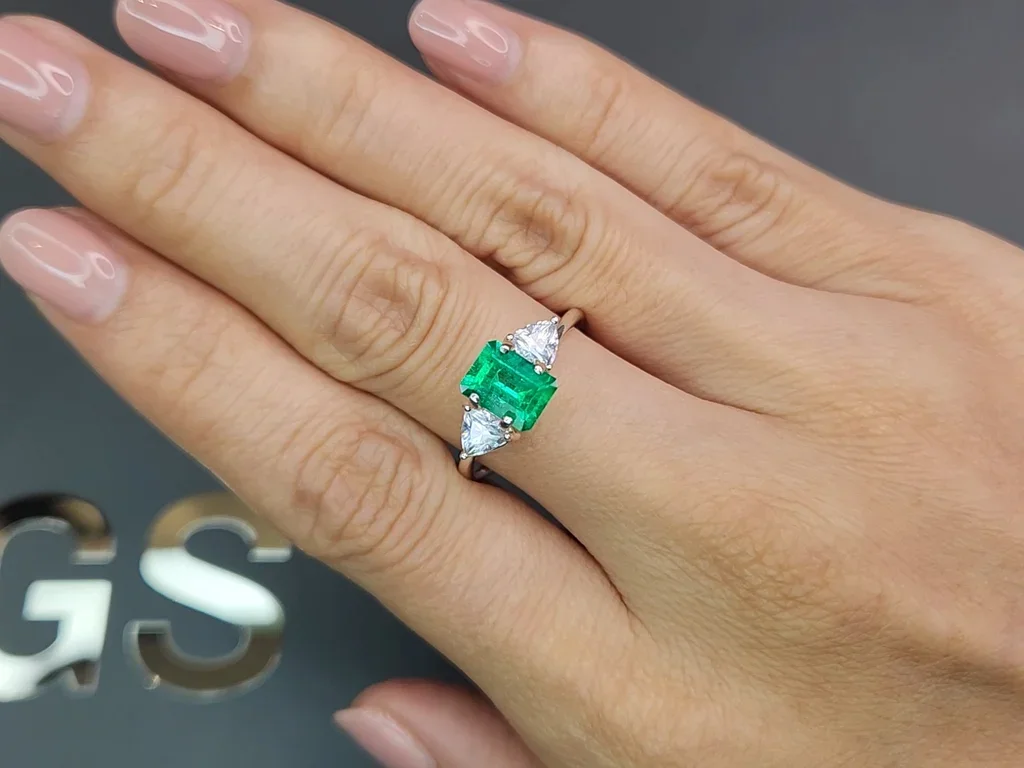 Яркий изумруд цвета Vivid Green 1,17 карат, Колумбия Изображение №5