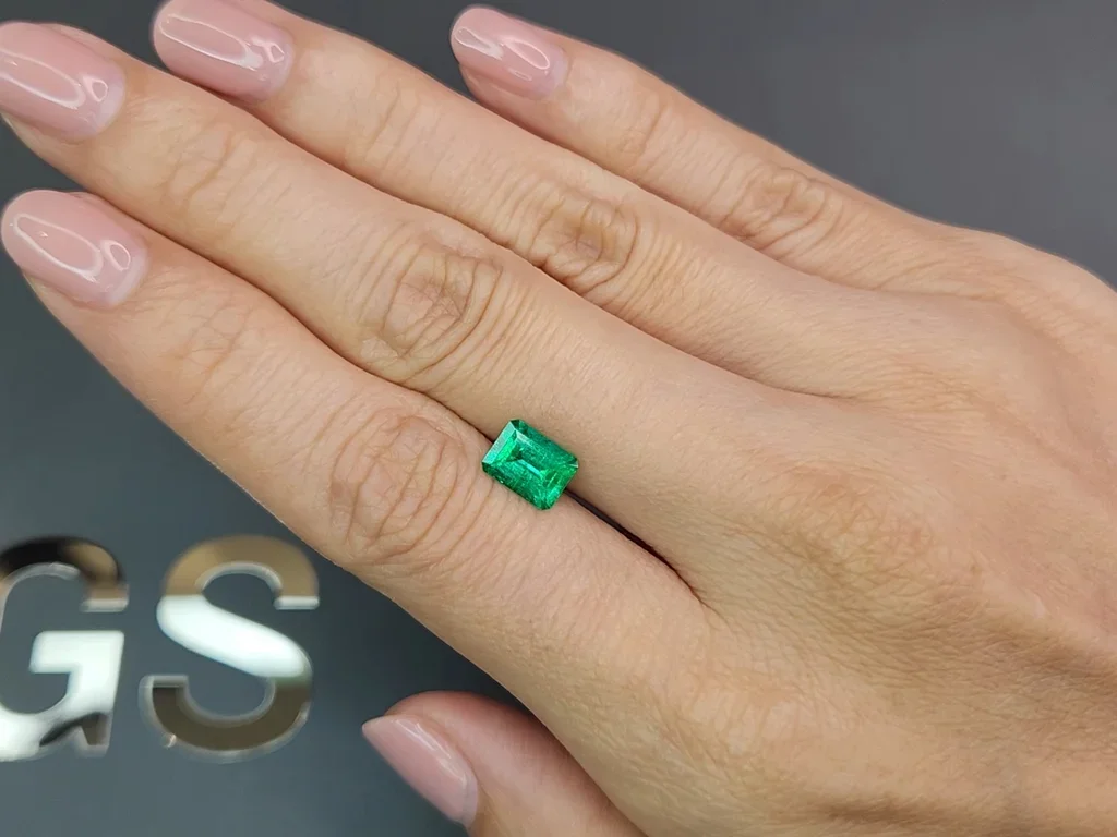 Яркий изумруд цвета Vivid Green 1,17 карат, Колумбия Изображение №2