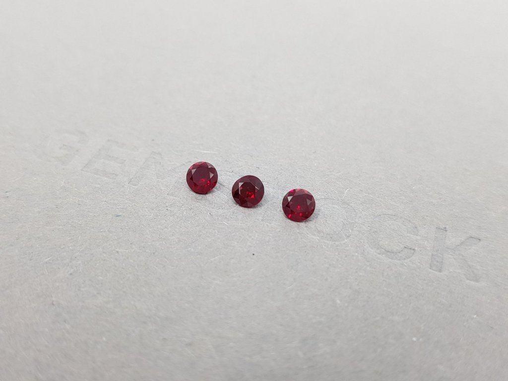Комплект из круглых мадагаскарских рубинов 0,59 карат Изображение №3