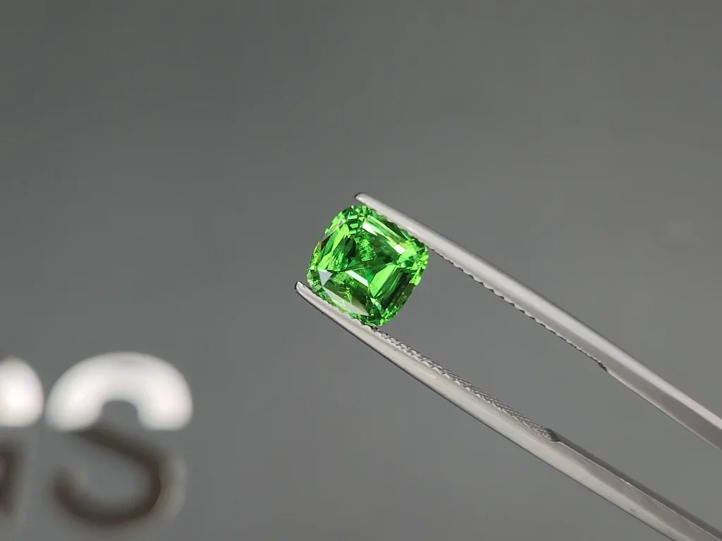 Гранат цаворит Intense Green в огранке кушон 1,92 карата, Танзания  Изображение №3