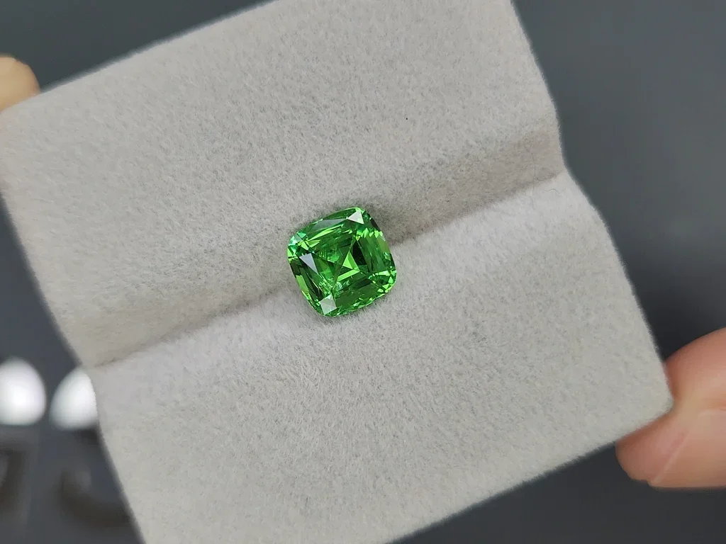 Гранат цаворит Intense Green в огранке кушон 1,92 карата, Танзания  Изображение №4