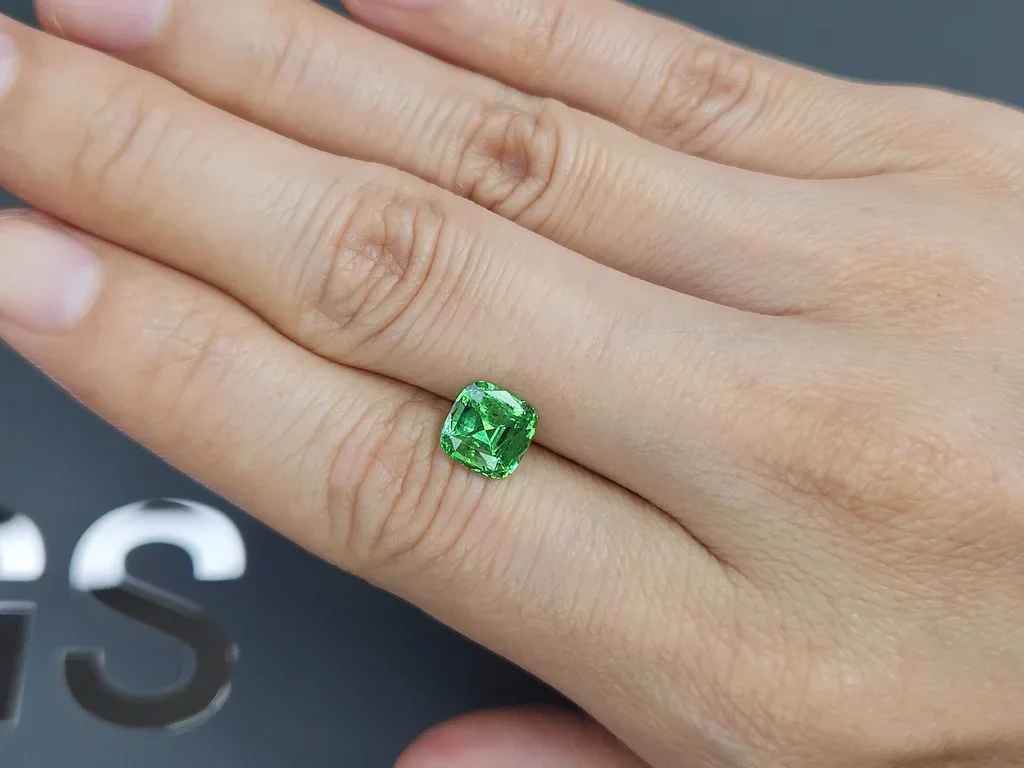Гранат цаворит Intense Green в огранке кушон 1,92 карата, Танзания  Изображение №2