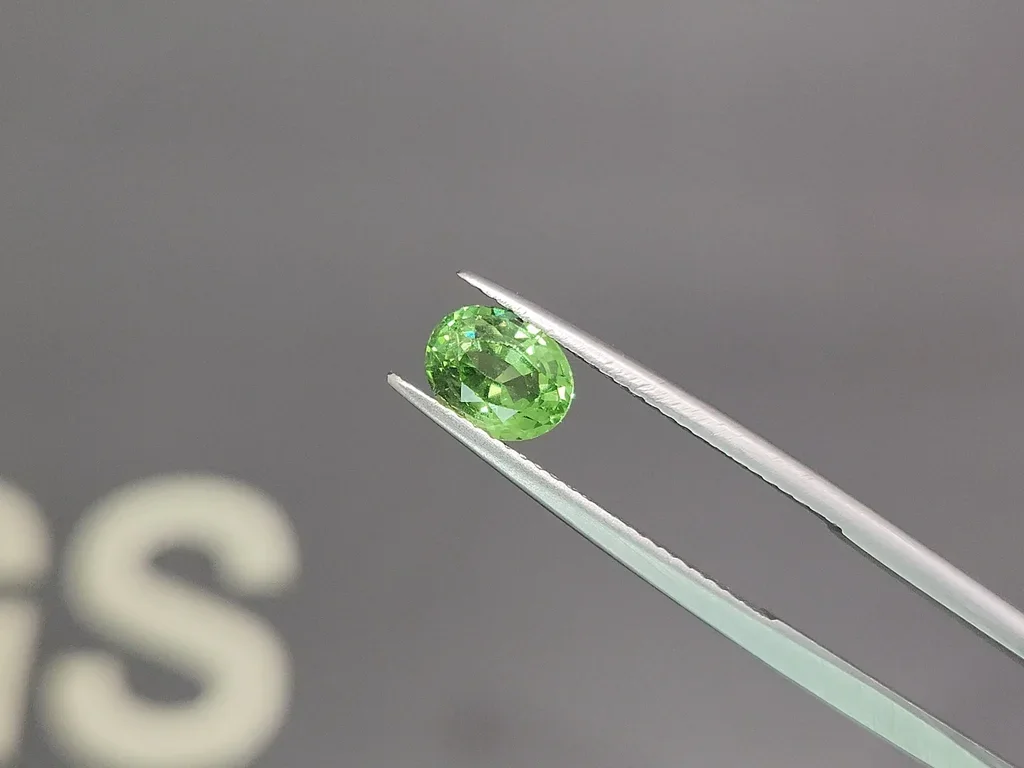 Цаворит Intense Green в огранке овал 1,18 карата, Танзания Изображение №3