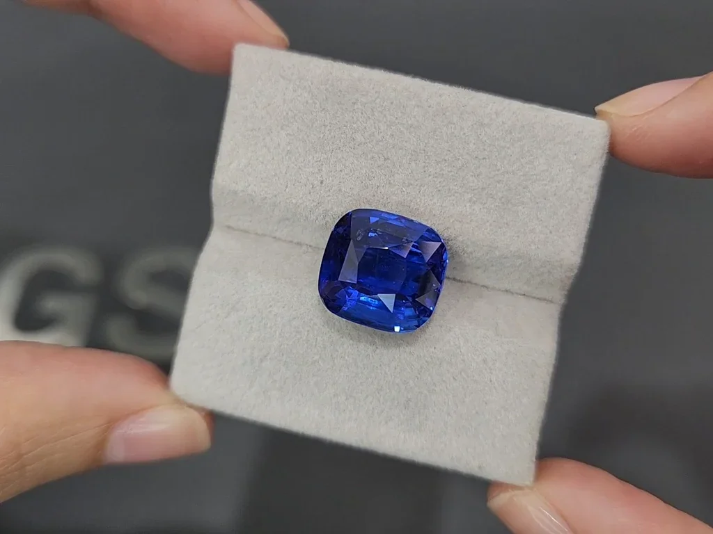 Крупный сапфир Royal Blue в огранке кушон 13,22 карата, Шри-Ланка  Изображение №4