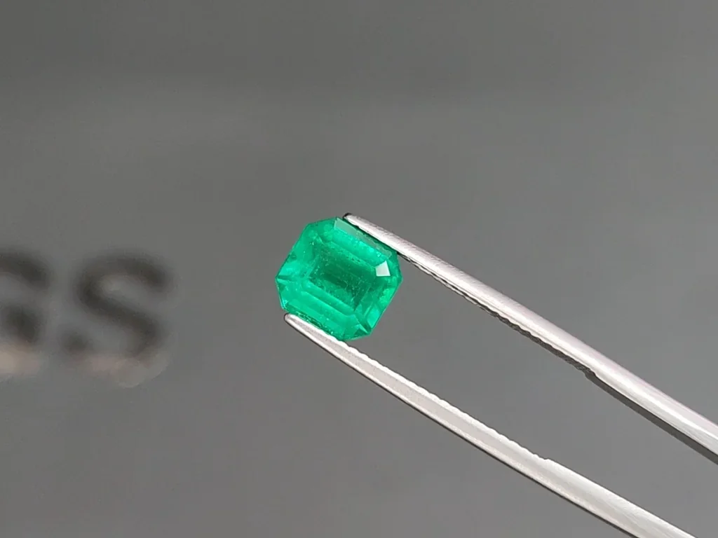 Изумруд Intense Green в огранке октагон 1,77 карат, Колумбия Изображение №3