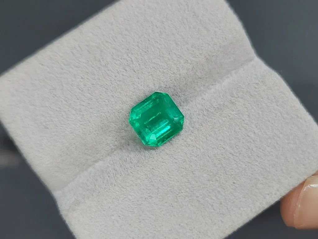 Изумруд Intense Green в огранке октагон 1,77 карат, Колумбия Изображение №4