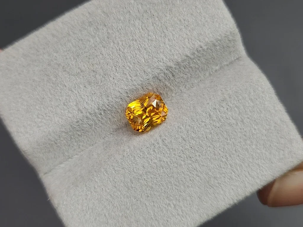 Желтый сапфир в огранке радиант 1,53 карат, Шри-Ланка Изображение №4