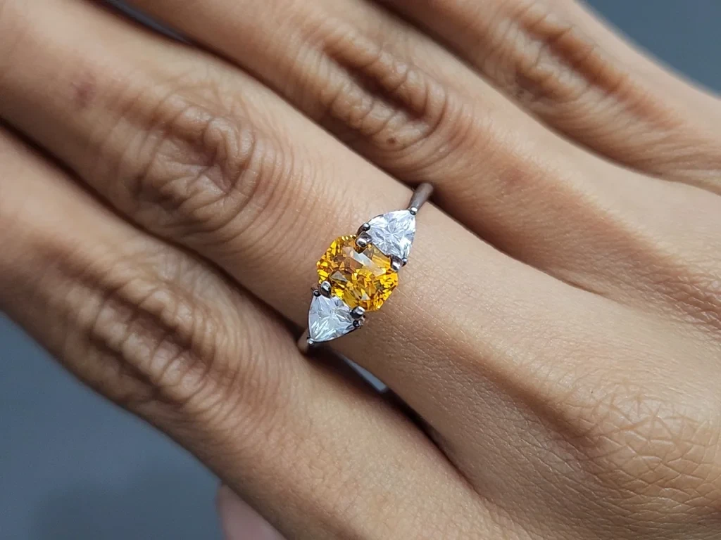 Желтый сапфир в огранке радиант 1,53 карат, Шри-Ланка Изображение №5