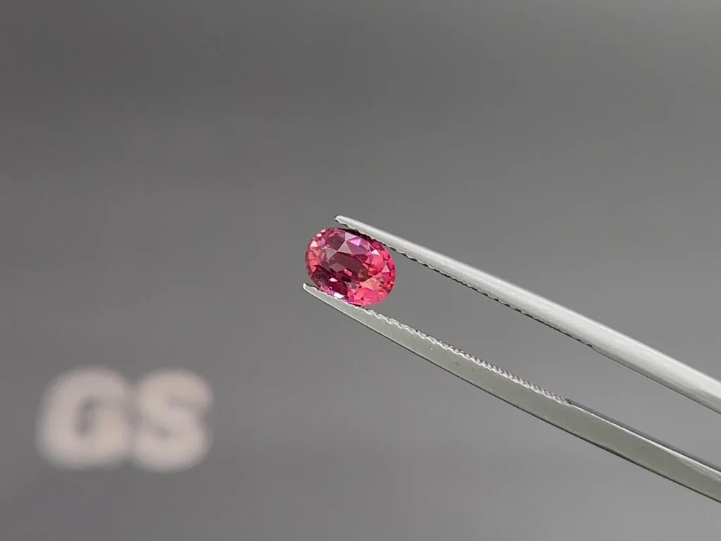 Негретый сапфир Vibrant pink-red в огранке овал 1,01 карат, Мозамбик Изображение №3