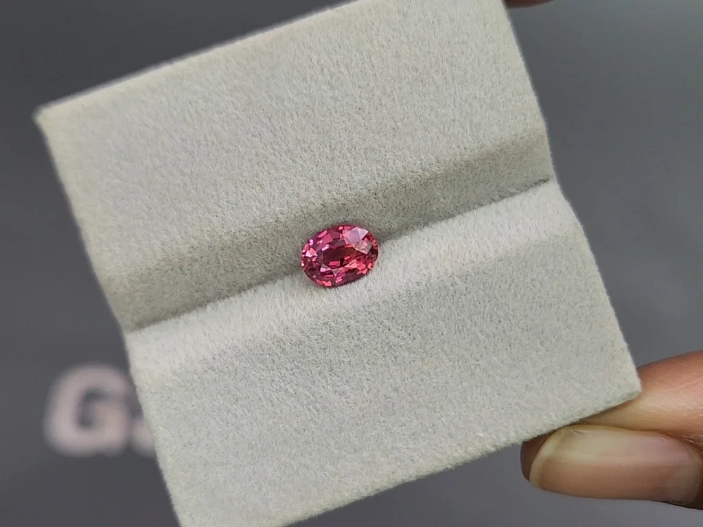 Негретый сапфир Vibrant pink-red в огранке овал 1,01 карат, Мозамбик Изображение №4