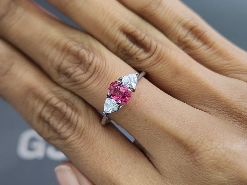 Негретый сапфир Vibrant pink-red в огранке овал 1,01 карат, Мозамбик Изображение №5