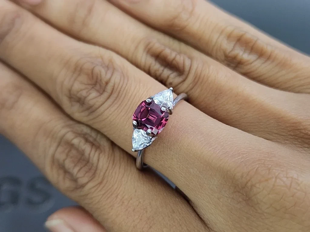 Гранат родолит в огранке кушон 1,40 карат, Мадагаскар Изображение №5