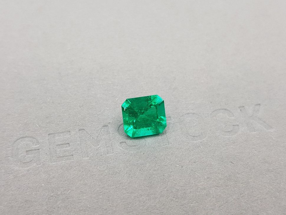 Изумруд цвета Vivid Green в огранке октагон 1,94 карат, Колумбия Изображение №2