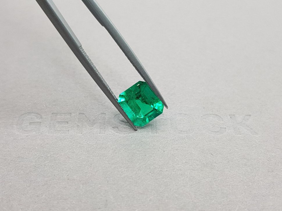 Изумруд цвета Vivid Green в огранке октагон 1,94 карат, Колумбия Изображение №4