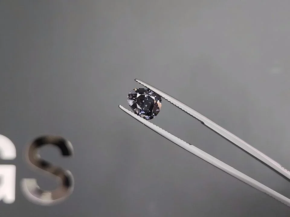 Серая шпинель в фантазийной огранке 2,69 карата  Изображение №3