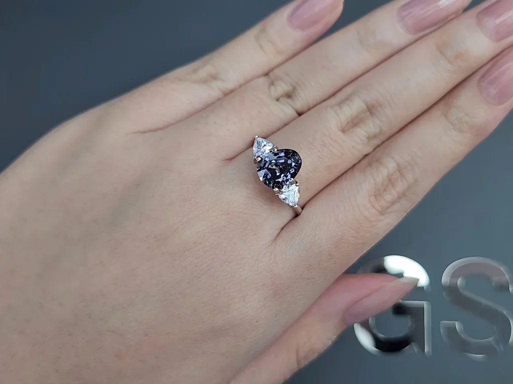 Серая шпинель в фантазийной огранке 2,69 карата  Изображение №5