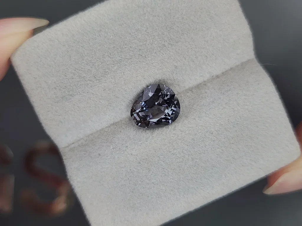 Серая шпинель в фантазийной огранке 2,69 карата  Изображение №4