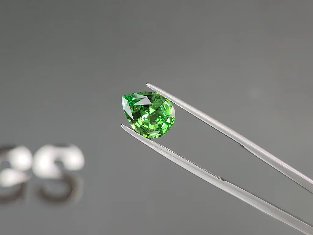 Гранат цаворит Intense Green в огранке груша 2,34 карата, Танзания  Изображение №3