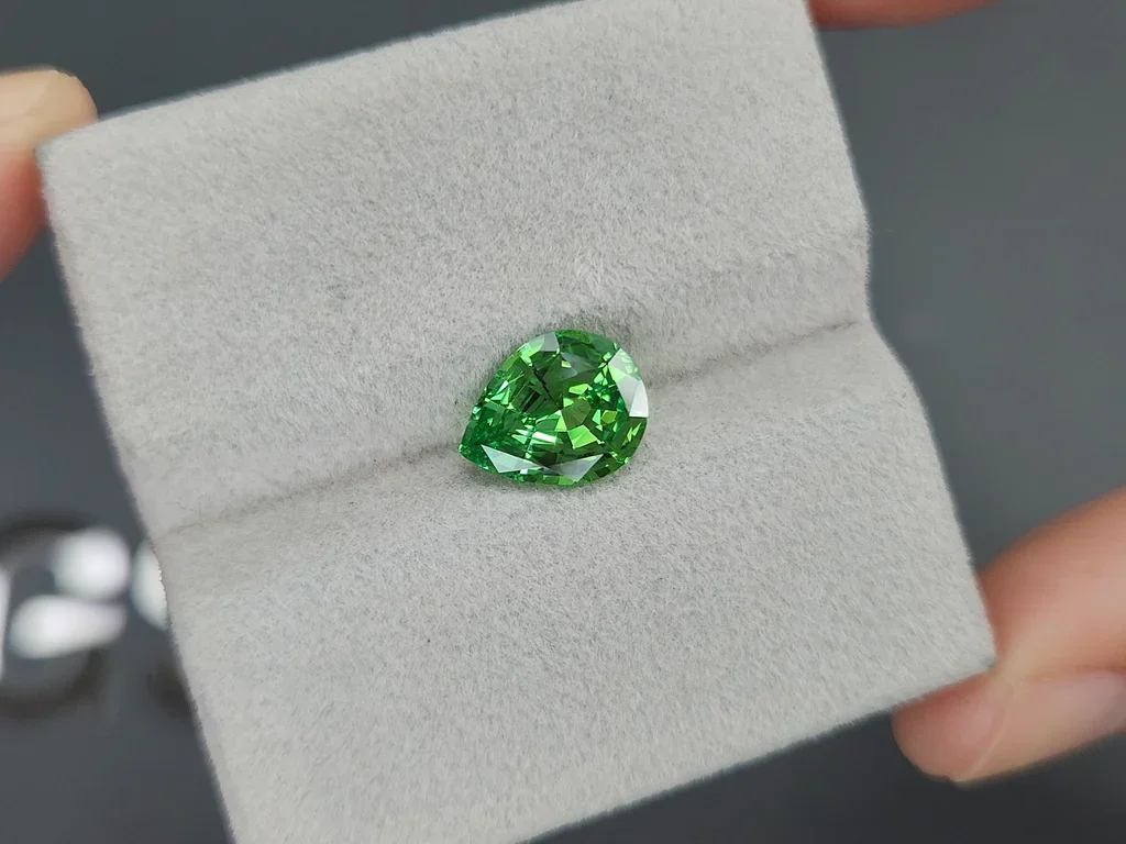 Гранат цаворит Intense Green в огранке груша 2,34 карата, Танзания  Изображение №4
