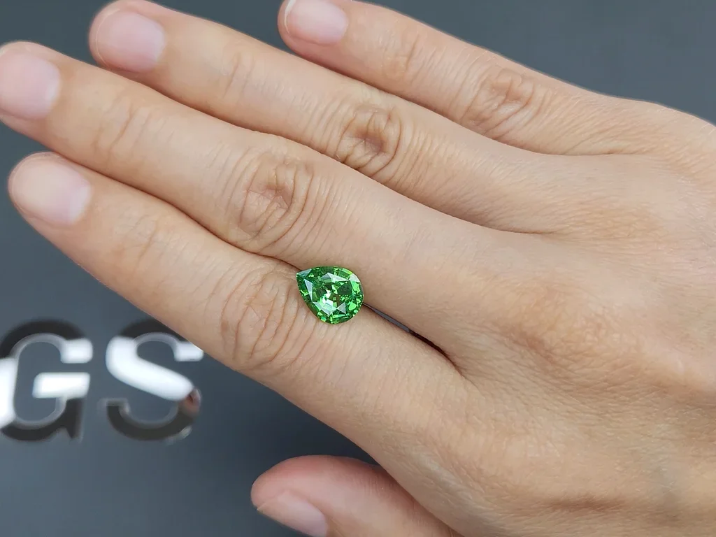 Гранат цаворит Intense Green в огранке груша 2,34 карата, Танзания  Изображение №2