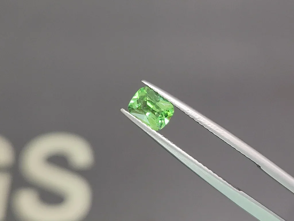 Цаворит Intense Green в огранке кушон 0,81 карата, Танзания Изображение №3