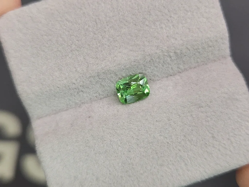 Цаворит Intense Green в огранке кушон 0,81 карата, Танзания Изображение №4