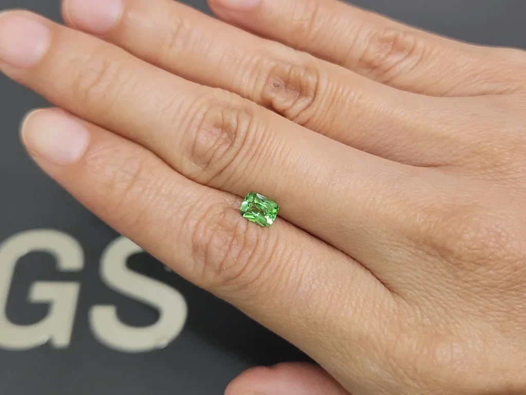 Цаворит Intense Green в огранке кушон 0,81 карата, Танзания Изображение №2