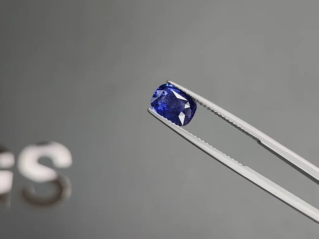 Негретый сапфир Royal Blue в огранке кушон 2,52 карата, Шри-Ланка Изображение №3
