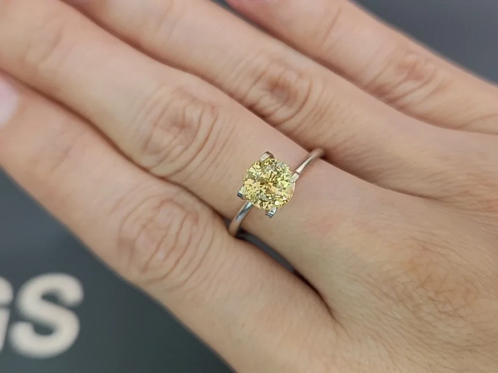 Негретый желтый сапфир в огранке круг 1,99 карат, Шри-Ланка Изображение №5