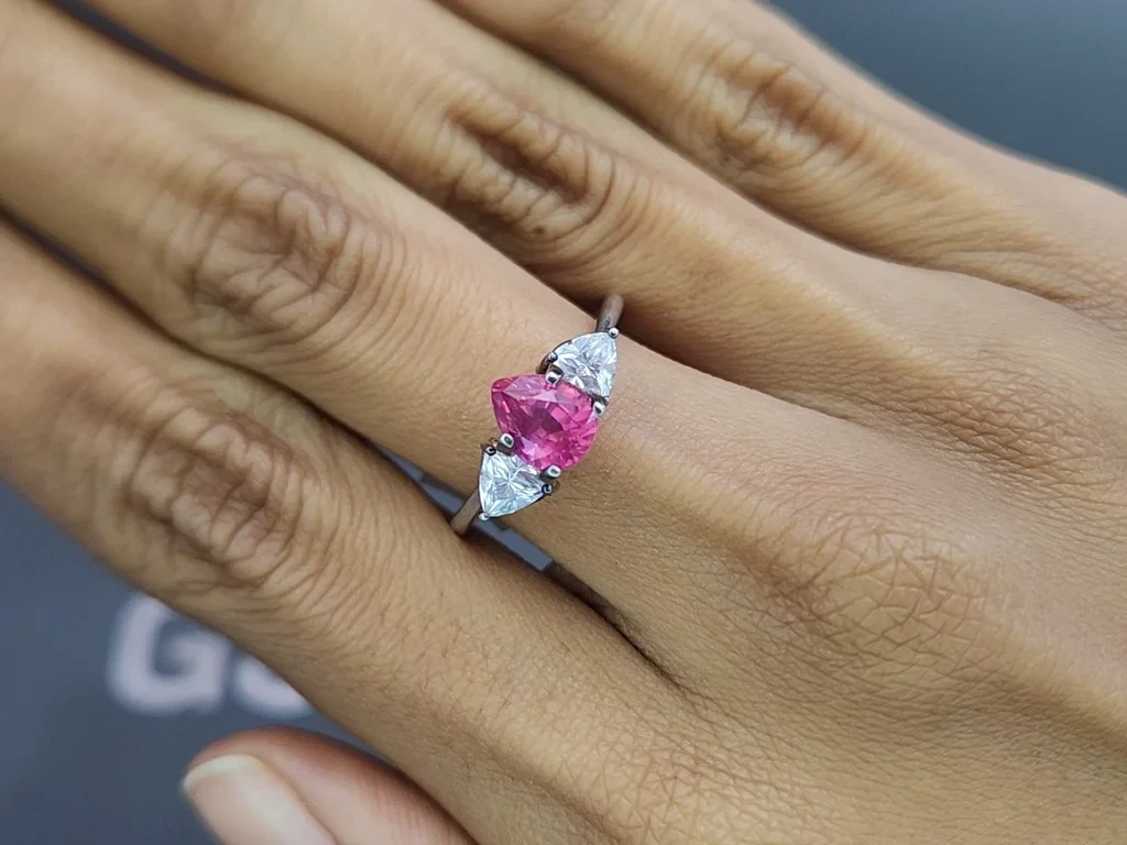 Негретый ярко-розовый сапфир с эффектом рутилового шелка в огранке груша 1,51 карат, Мадагаскар Изображение №5