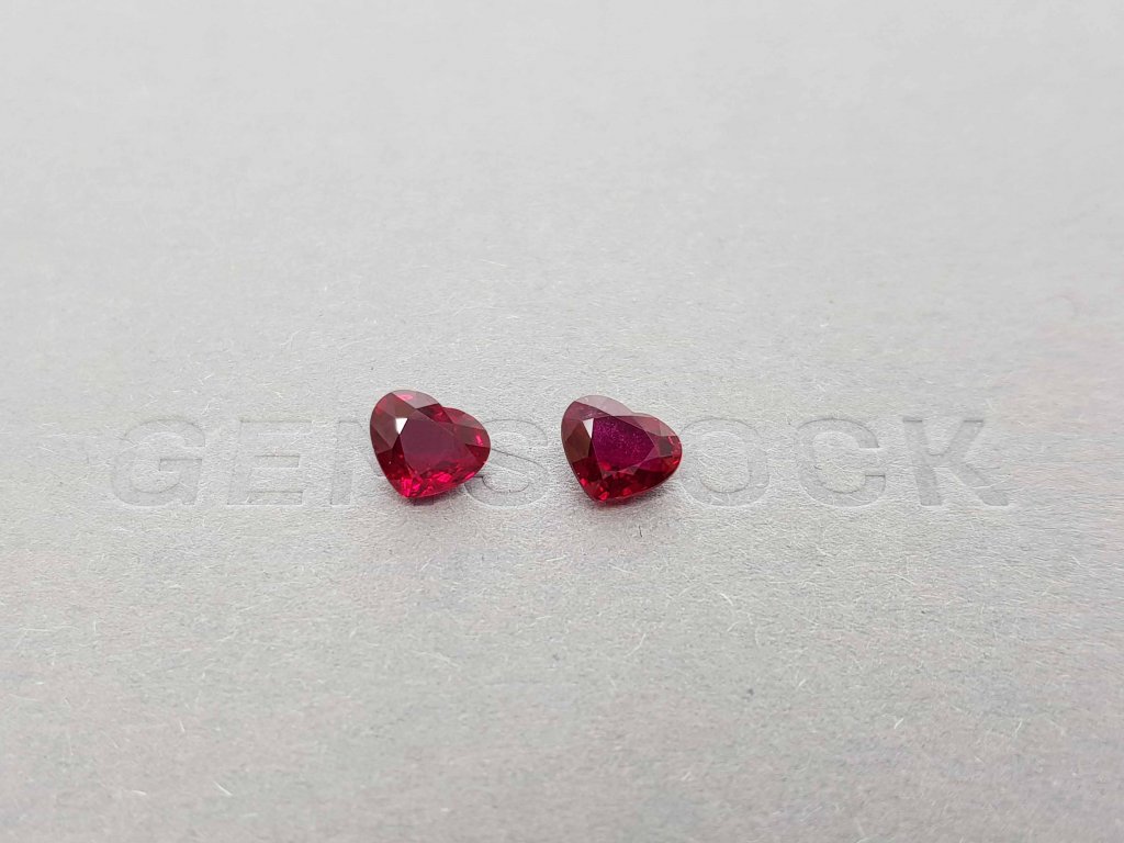 Пара мозамбикских рубинов в огранке сердце цвета Pigeon blood 2,40 карат Изображение №1