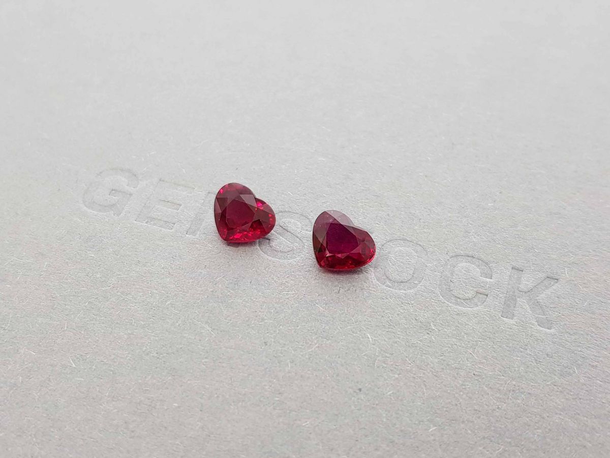 Пара мозамбикских рубинов в огранке сердце цвета Pigeon blood 2,40 карат фото №2