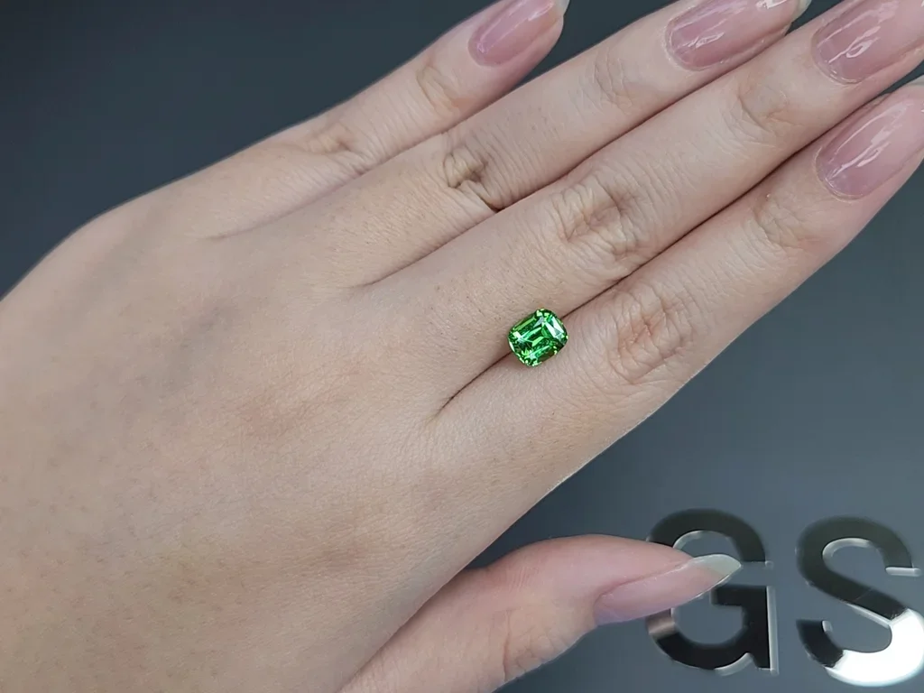 Гранат цаворит Intense Green в огранке кушон 1,50 карата, Танзания  Изображение №2