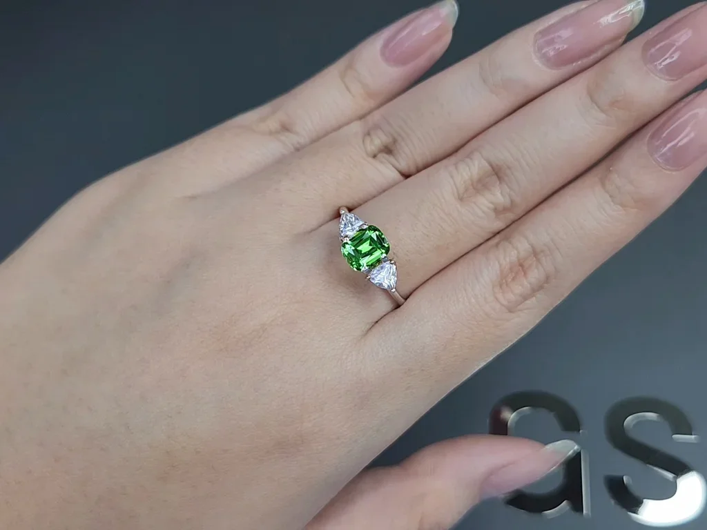 Гранат цаворит Intense Green в огранке кушон 1,50 карата, Танзания  Изображение №5